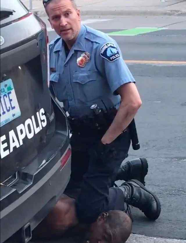 膝下 黑人惨死警察膝下续：烧国旗燃大火，美多地抗议骚乱持续升级