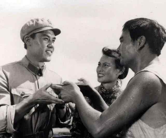 达式常逝世 44年后，《难忘的战斗》演员今昔照，男神达式常明显老了，账房先生已去世