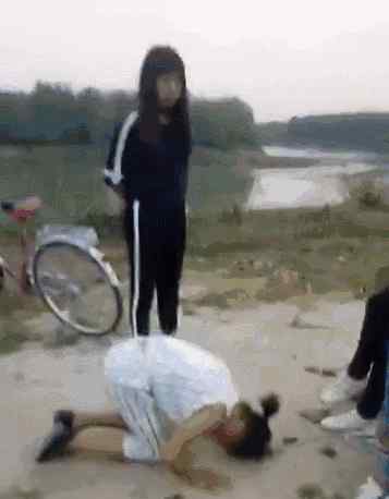 潢川附近一中学校园暴力视频疯转!女孩被逼下跪磕头!界面令人悲