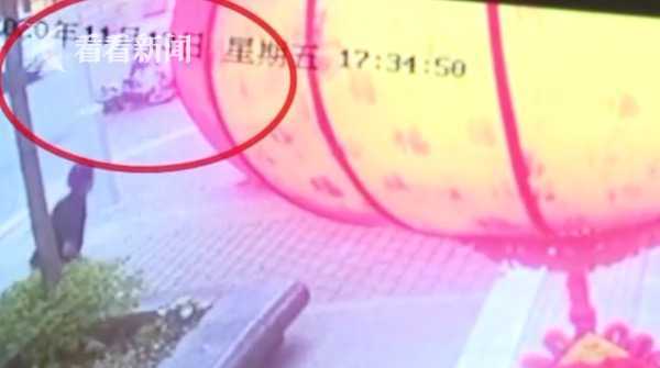 女子带娃骑电动车经过 监控拍下惊魂一幕吓傻路人