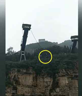北京一游客在房山蹦极时发生意外 掉下悬崖坠入水中