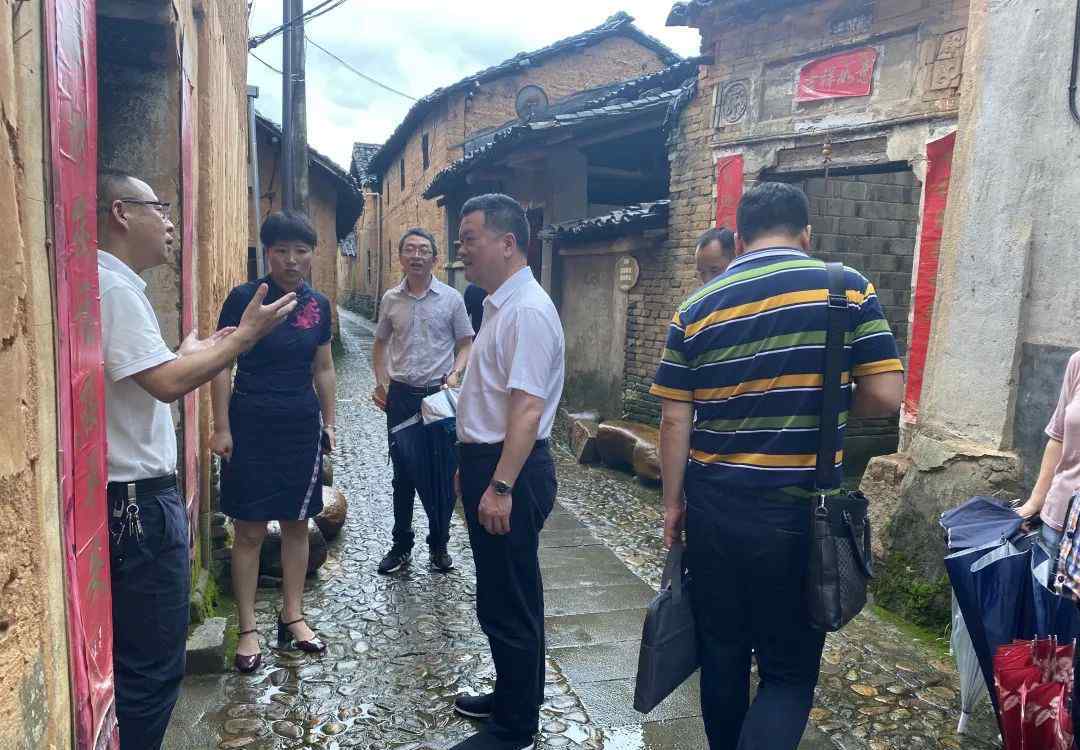 陈振华 省民宗委副主任陈振华来丽开展“三服务”活动