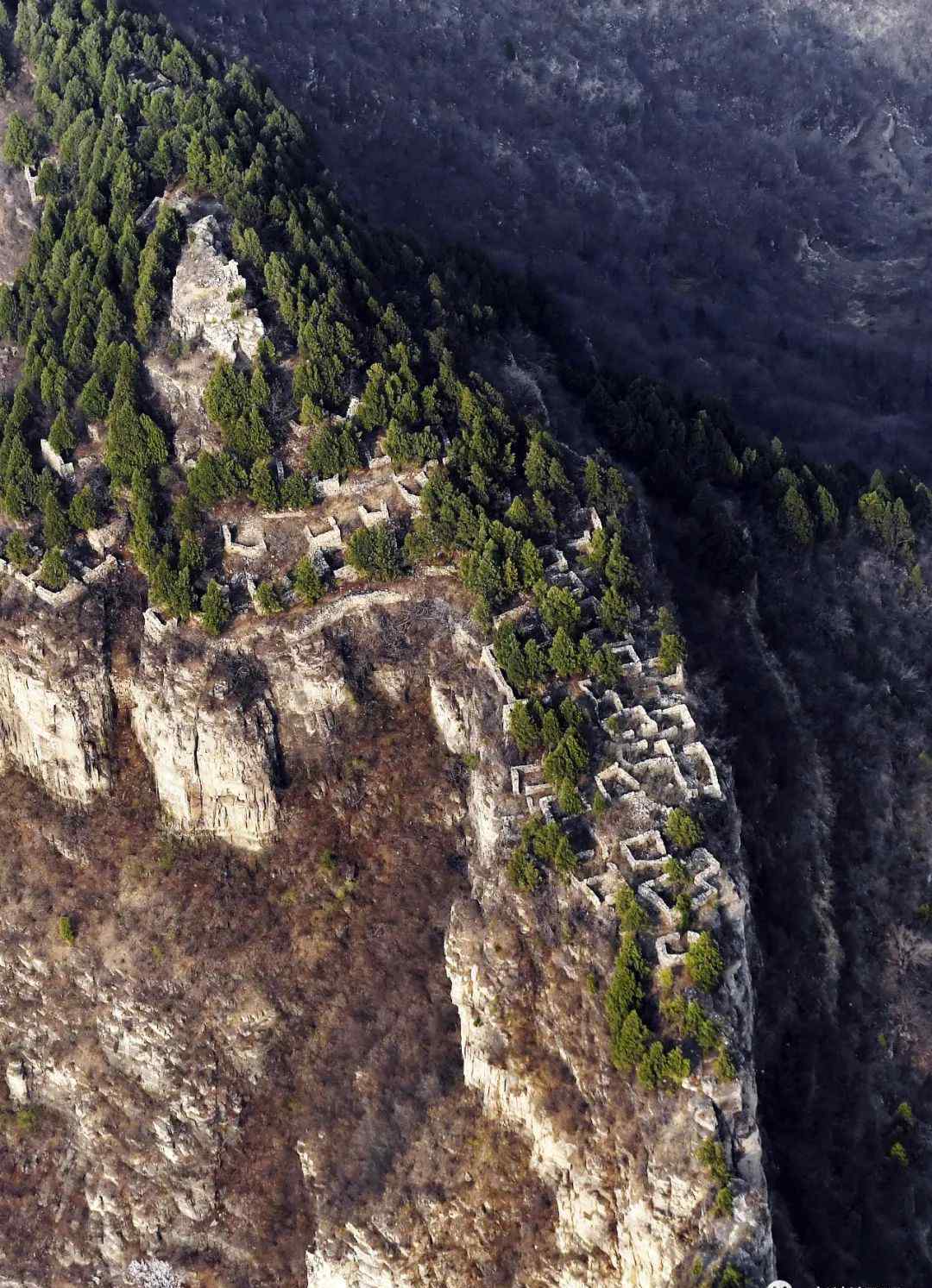 大寨山 邯郸秘境：大寨山上发现千年石头古寨，还有一个迷你版的“悬宫吊庙”