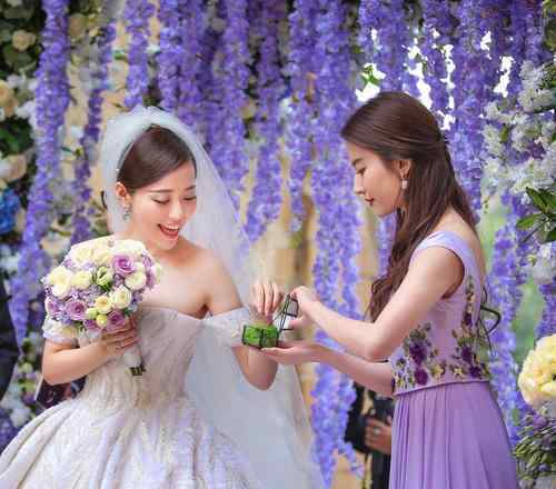 刘亦菲伴娘 很少参加婚礼的刘亦菲为何参加张靓颖的婚礼还当伴娘?