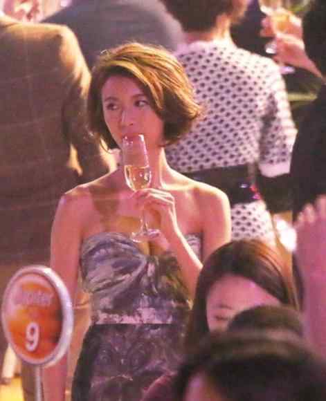 无线节目巡礼 无线节目巡礼TVB女星盛装争艳 蔡思贝罕见穿超低胸裙秀事业线