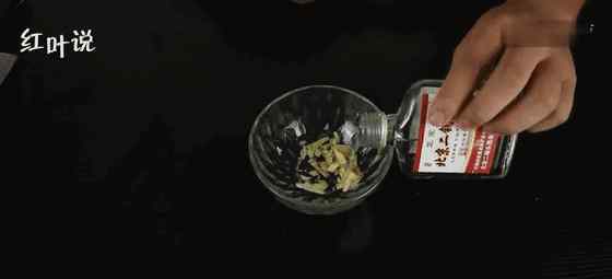 天气炎热手里起小泡是什么原因