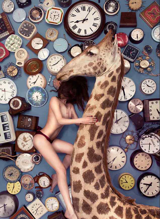 诺娃 英女艺术家阿依达·埃默尔杨诺娃裸体与动物合影