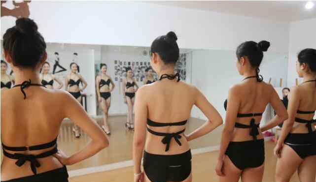 女生穿泳装 高三艺考女生穿泳装 进行形体舞蹈等科目训练