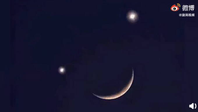 北京双星伴月形似“歪嘴笑脸” 萌翻了！网友调侃：一眼大一眼小