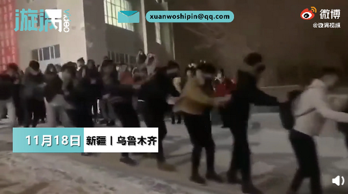 新疆一高校大学生排长队滑雪 网友笑称：南方人得不到的快乐