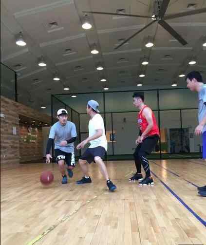 陈赫与邓超打篮球 邓超打篮球被陈赫“虐” 还好意思打篮球吗