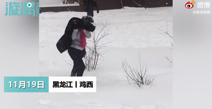 东北大妈用雪洗貂皮大衣 在雪中用力摔打真相是什么？