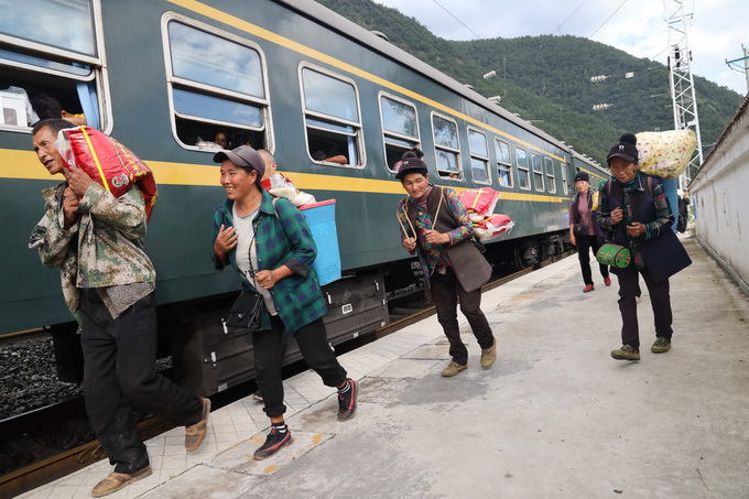 大凉山“慢火车”成彝族老乡“致富车” 她见证了这24年的变化