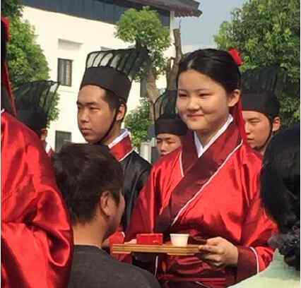 买宝瑶 孙楠女儿成人礼 买宝瑶穿汉服向爸爸奉茶