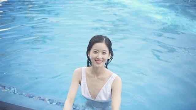 章丽厚 奶茶妹妹章泽天认识刘强东之前，其实也喜欢过其他人。还不止一个