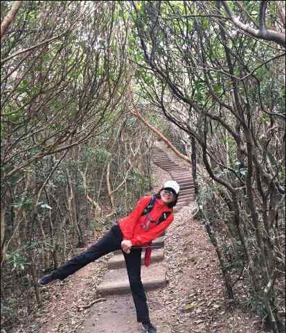 刘嘉玲微博 刘嘉玲微博晒登山美照 让自己变得无可代替