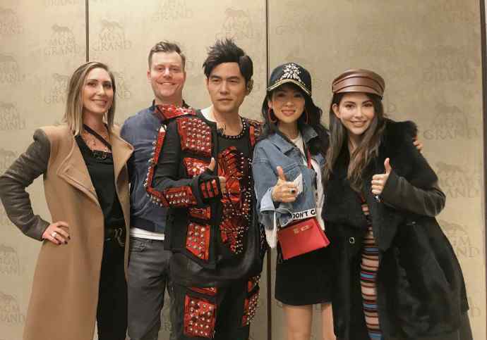 周杰伦章子怡 章子怡晒昆凌合影美哭了 章子怡：杰伦演唱会从头燃到尾
