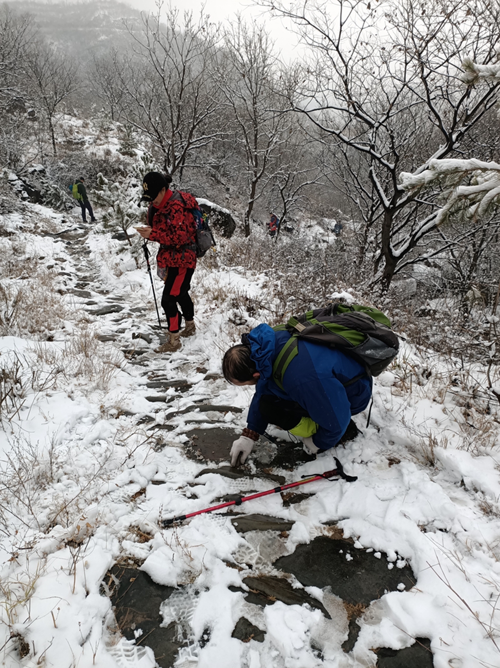 还忍心乱涂乱画吗？志愿者冒雪徒步16公里 清理京西古道