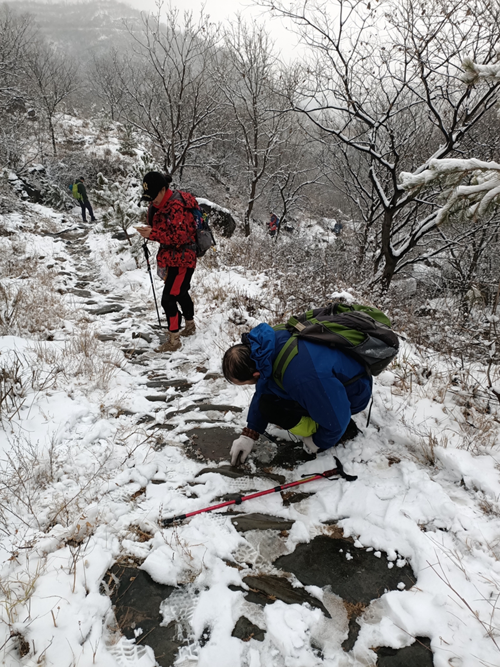 还忍心乱涂乱画吗？志愿者冒雪徒步16公里 清理京西古道