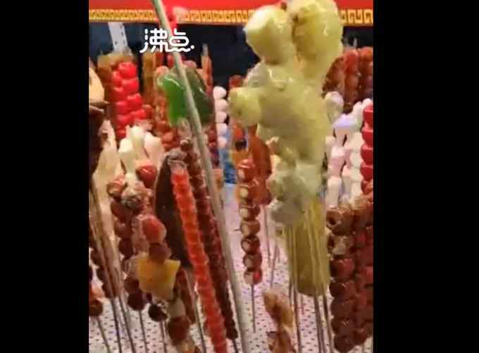 啥味的？东北摊主用猪蹄、辣条做糖葫芦 网友：看着挺馋人
