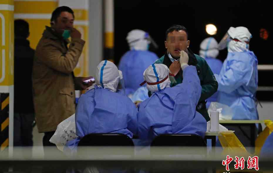 浦东机场相关人员连夜核酸检测 详细情况是怎么回事现场画面