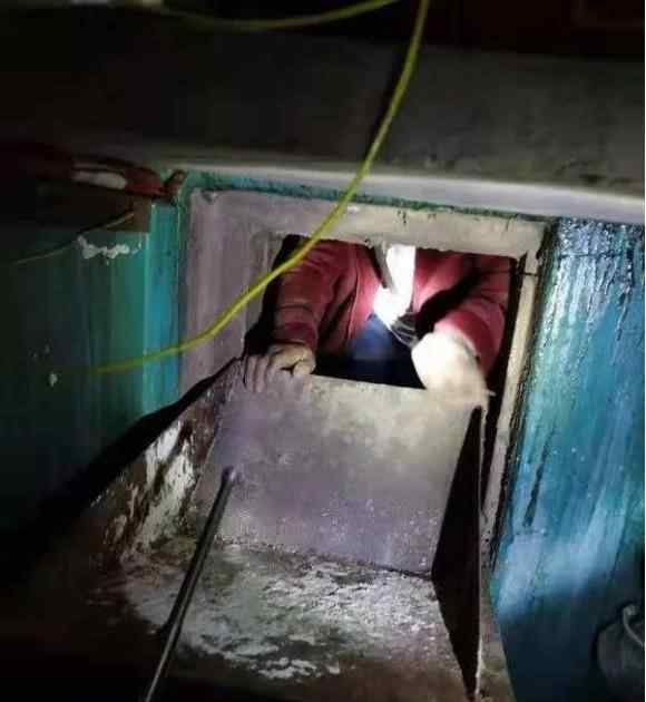 罪犯苦练6年“缩骨功”欲逃跑 结果被卡在垃圾通道口  