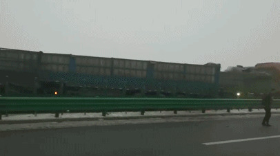 陕西高速40余辆车相撞10余车起火 现场画面曝光！已有2人被救出