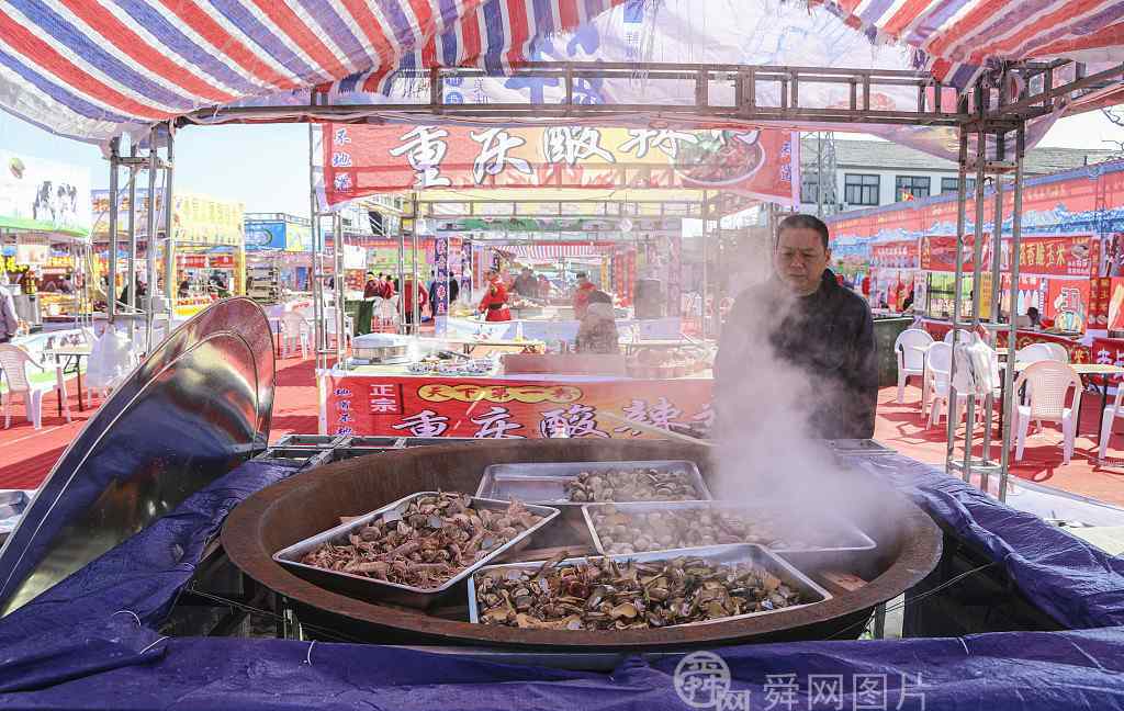 田横祭海节 青岛：田横祭海节举行 各式小吃争相竞艳