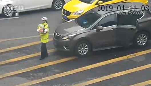重庆女子交巡警 重庆女交警抱着婴儿指挥交通？真相令人感动