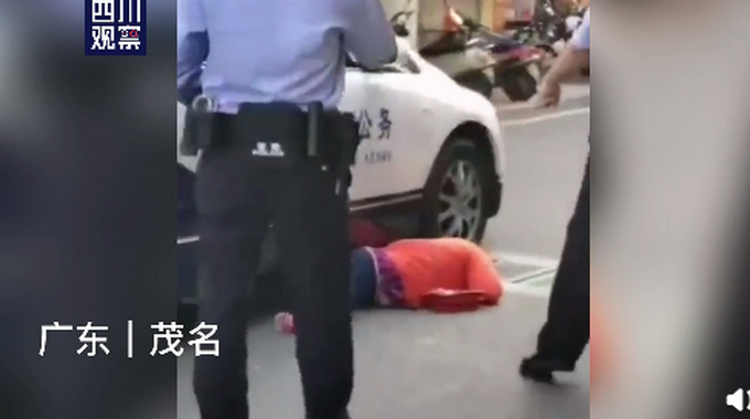 广东一女子碰瓷警察公务车 网友：你应该在车里不应该在车底