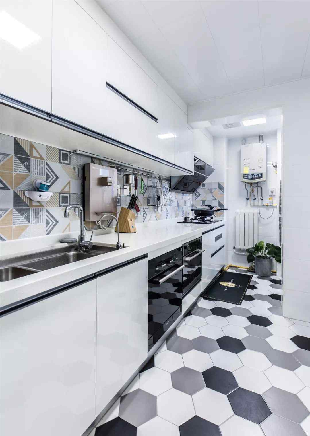 家如何 狭长型的厨房该如何设计和布局？看看别人家怎么做的