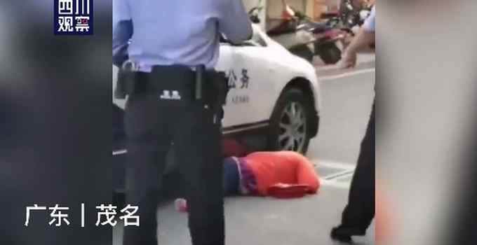 广东一女子碰瓷警察公务车 网友：你应该在车里不应该在车底