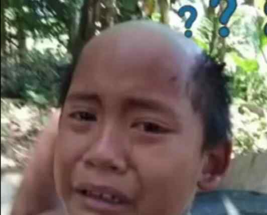 泰国父亲为儿子剪防疫发型 【父爱如山体滑坡】泰国父亲为儿子剪防疫发型 为阻止出门丑化形象