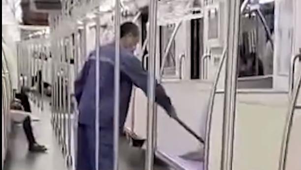 上海地铁回应保洁用拖把擦座椅 怎么回应的具体什么情况