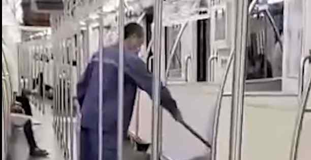 上海地铁回应保洁用拖把擦座椅 网友：太脏了 恶心到了