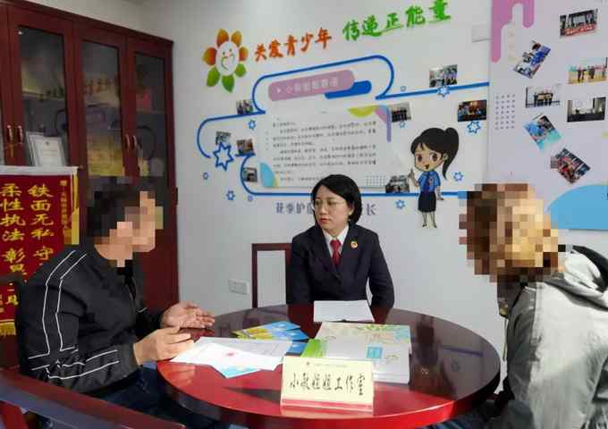 被父亲打成重伤 他却要和妈妈断绝母子关系