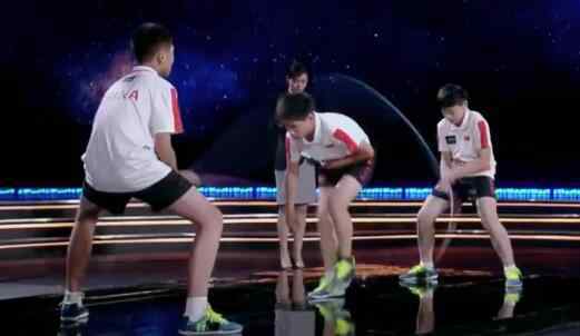 吉尼斯一分钟跳绳记录 惊呆了！1秒跳绳9.5次是什么体格？上海中学生刷新吉尼斯世界纪录