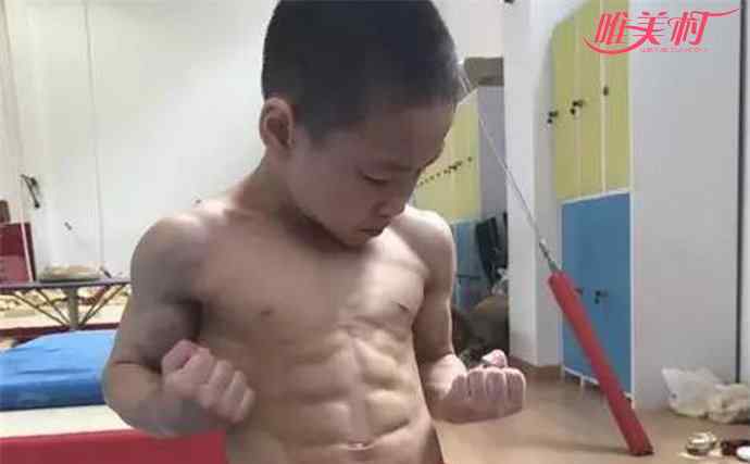 7岁小猛男 7岁半男孩练出8块腹肌 秒杀猛男震惊全场