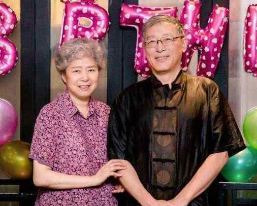 胡歌童年照 节哀!胡歌妈妈去世 胡歌发微博配图为童年时期与妈妈的合照