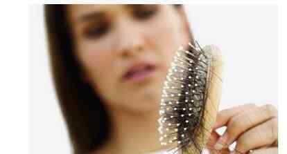 女人掉发是什么原因 女人掉头发是什么原因 女生常见掉头发原因介绍