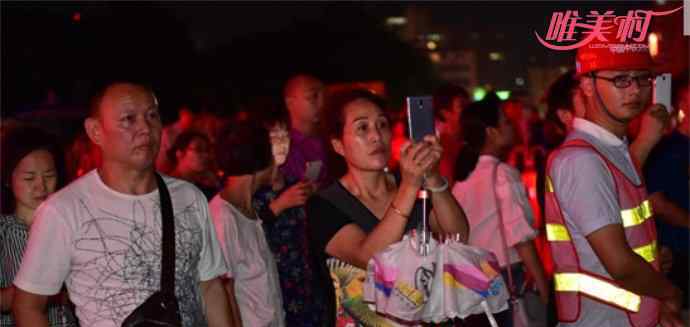 200台挖掘机拆桥 200台挖掘机同拆立交桥 市民冒雨前去告别