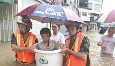 汕头水灾 汕头水灾现场 民警带伤抢险救灾、民间救援队连夜解救