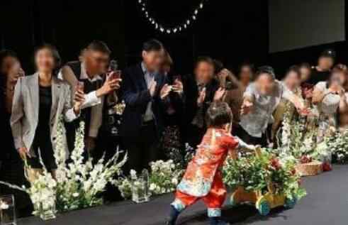 于小光父母照片曝光 像爸爸还是像妈妈?秋瓷炫儿子首曝光 1岁"小啪嗒"背影好可爱鸭！