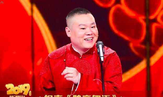 岳云鹏笑场 岳云鹏春晚笑场 网友：笑得像两百斤的傻孩子