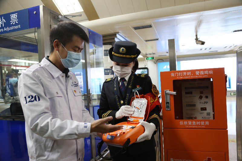 年底前 北京7条地铁共105站全部配置AED