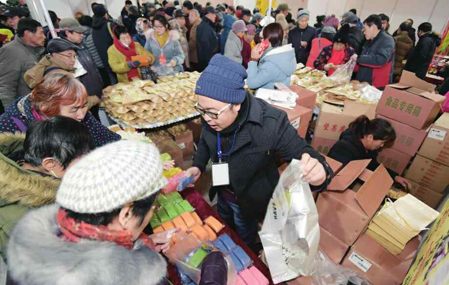 年货大集 2019济南迎春民俗文化节持续火爆 “年货大集”让市民嗨个“购”