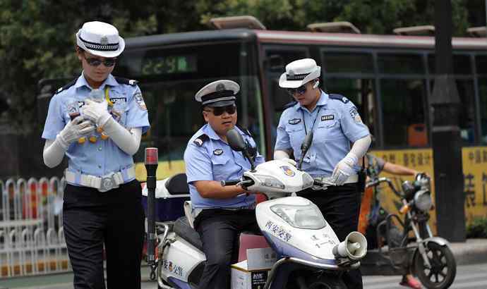 女子交警面前脱衣 女子交警面前脱衣 不知羞耻大喊快来看