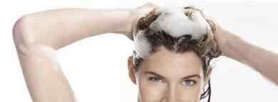 用盐水洗头发有什么好处和坏处 用盐洗头有什么好处 用盐洗头的正确方法
