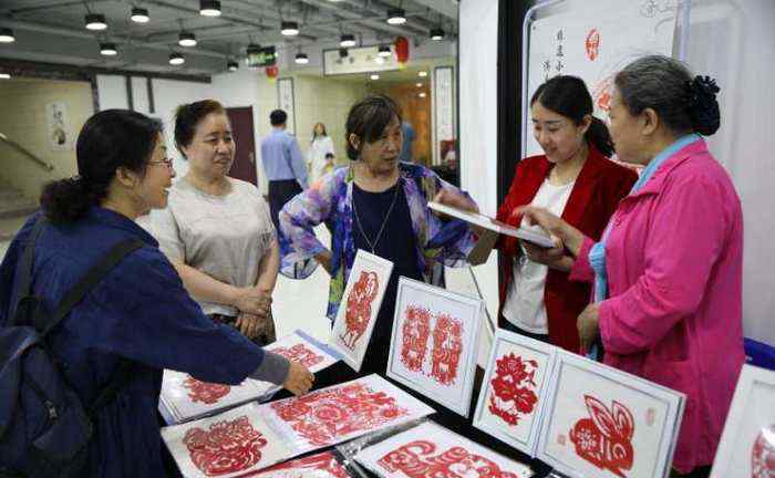 夜市小商品 消夏避暑好地方 济南市英雄山人防商城非遗小商品夜市开始了