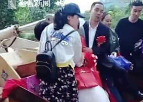 用铲车迎娶新娘 霸气十足!用铲车迎娶新娘 当天的"婚车"花费不到50元